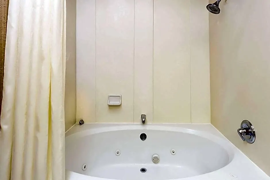 Super 8 By Wyndham Freeport-1