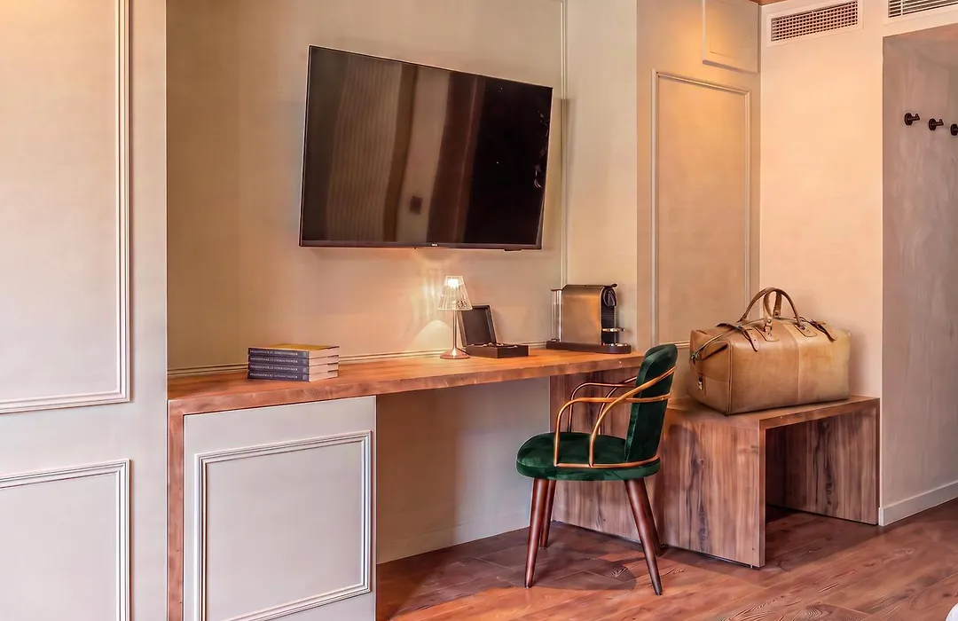 Lizzie Hotel-1