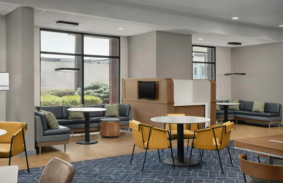 Courtyard By Marriott Bloomington-1