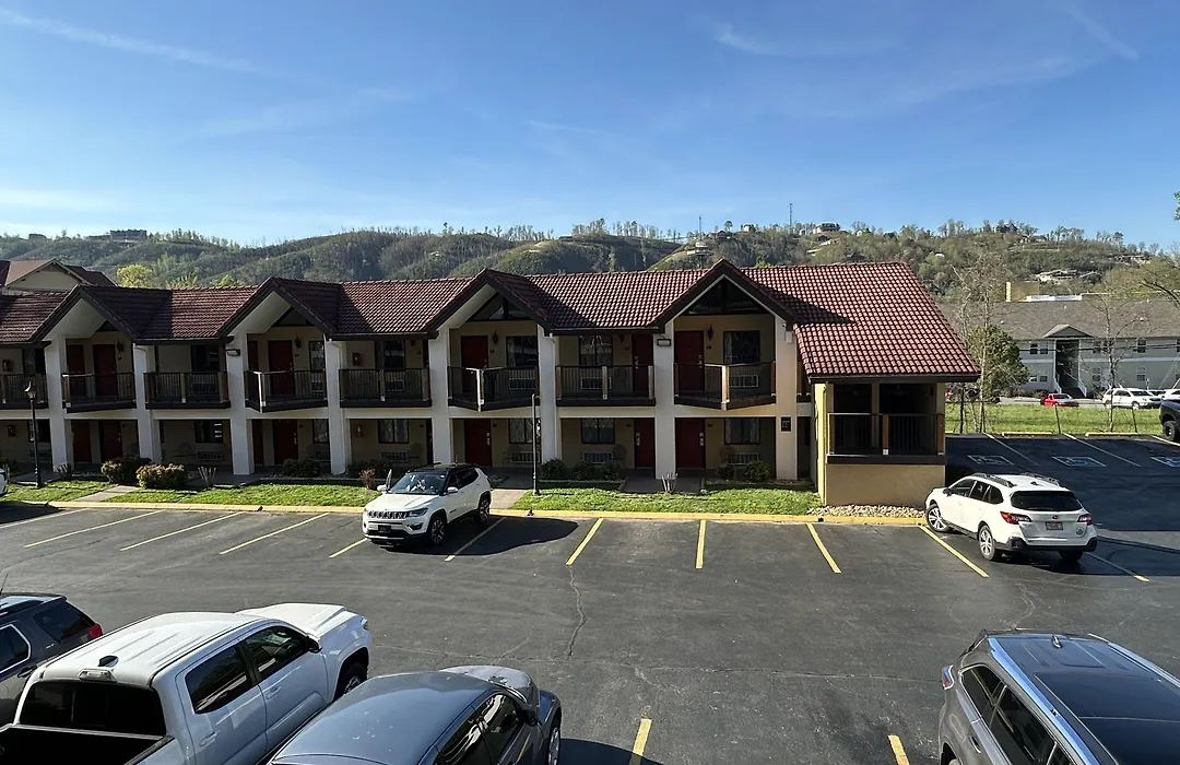 Super 8 By Wyndham Downtown Gatlinburg At Convention Center-1