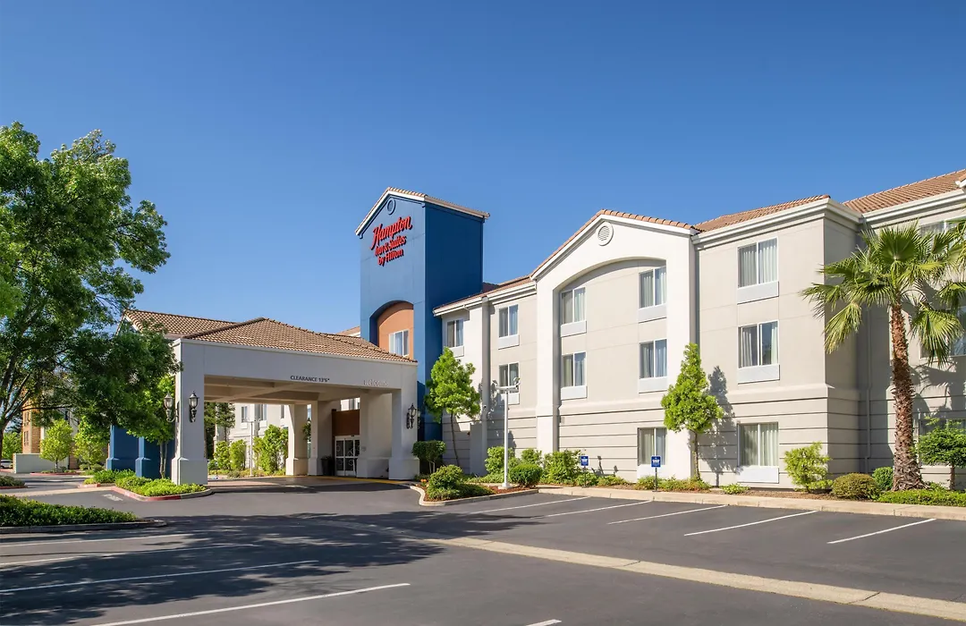 Hampton Inn & Suites Redding-1