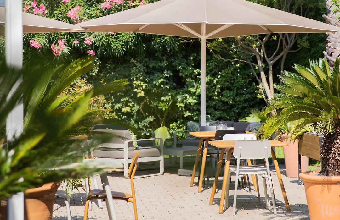 Brit Hotel Confort Nîmes Ouest - A9 sortie 25 - Pdj dès 5h30 - Parking PV - Terrasse&jardin - Pet friendly - Séminaire - Accueil groupe-1