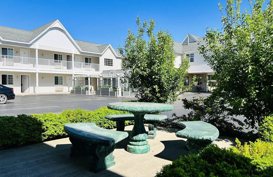 Court Plaza Inn & Suites Of Mackinaw-1