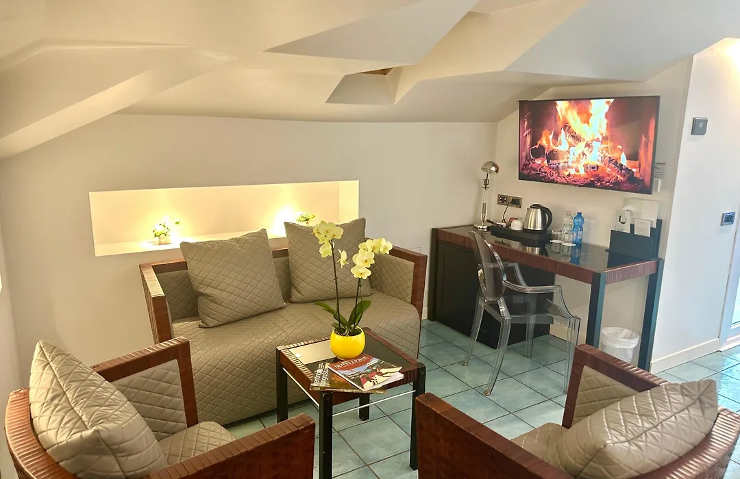Club House Hotel-1