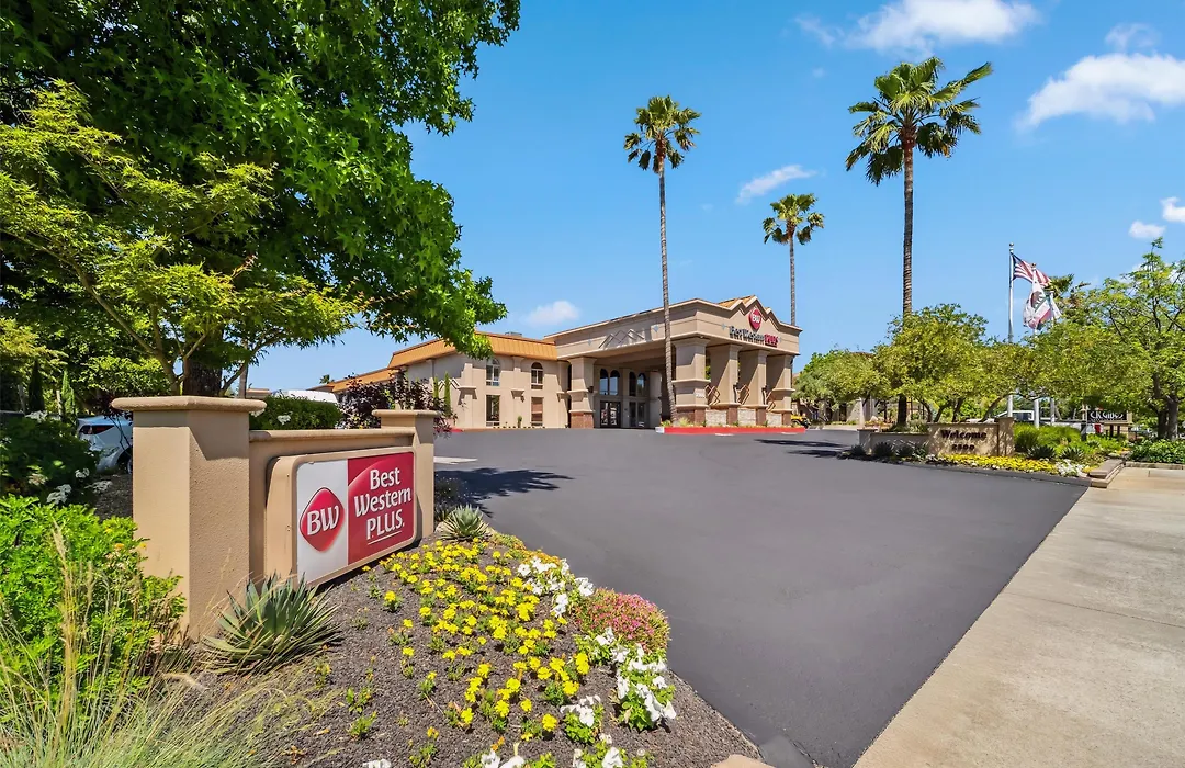 Best Western Plus Hilltop Inn-1