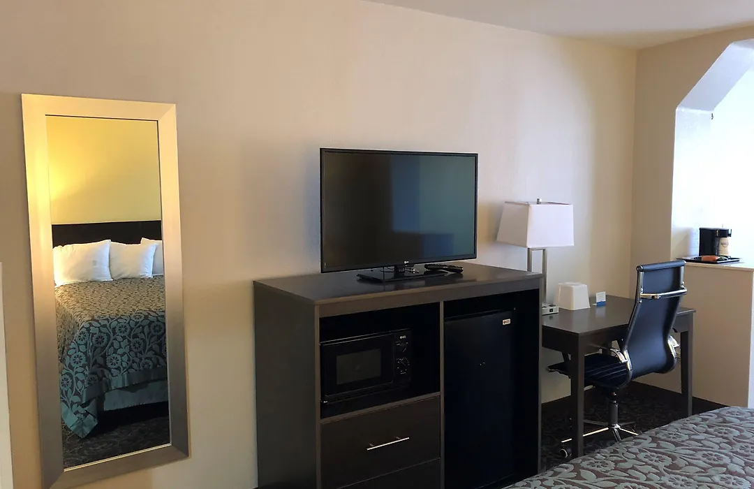 Days Inn By Wyndham Carlsbad-1