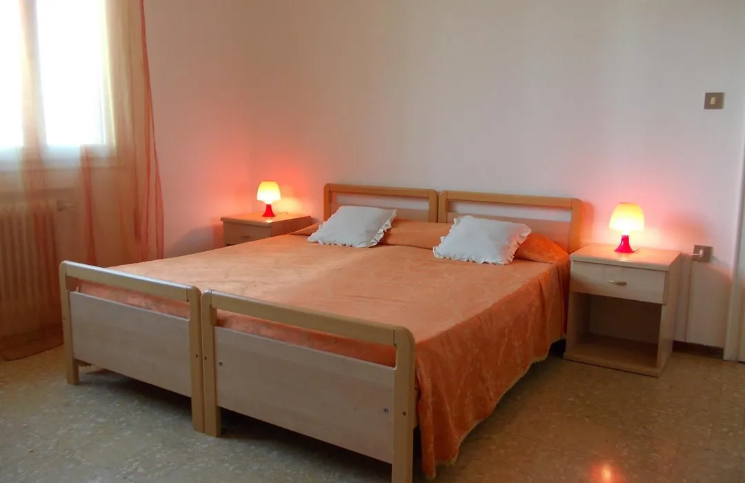 Travellers Lodge Bed & Rooms-1
