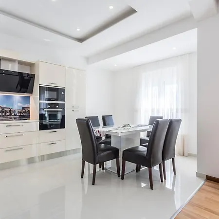 Exclusive Villa Holiday Apartments&Rooms-3