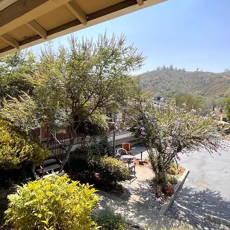 Mariposa Lodge-3