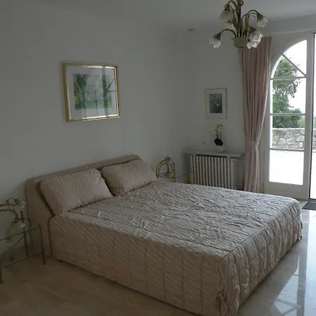 CHAMBRE LUXUEUSE AVEC IMMENSE PISCINE VUE SUR LA BAIE DE CANNES ET L Estérel avec possibilité de cabine 3 personnes-2
