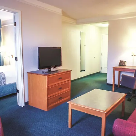 La Quinta Inn By Wyndham Moline Airport-2
