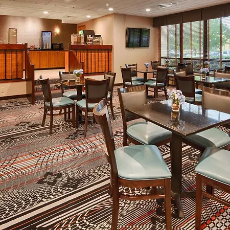 Days Inn By Wyndham Englewood Dayton Airport-3