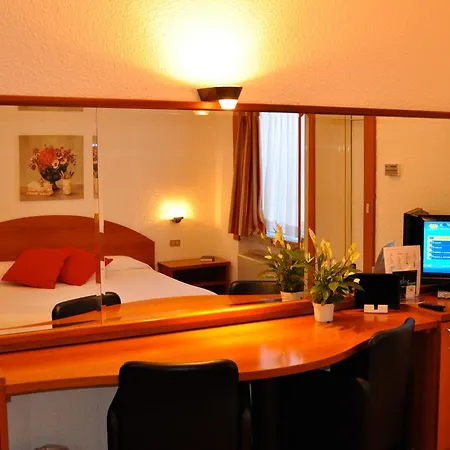 Golf Hotel-3