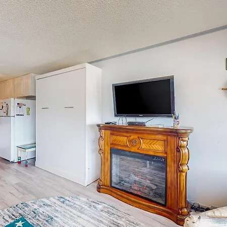 Cozy Coastal Condo Steps From The Beach With Deck Views-3