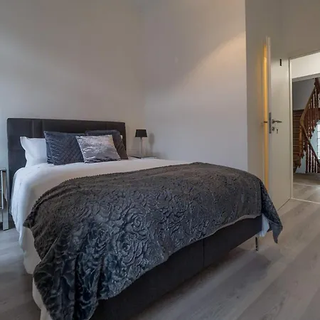 Executive Double Room With En-Suite In Guest House Rue Trevires R3-2