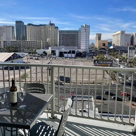 The Platinum Hotel & Spa Strip View Suite-3