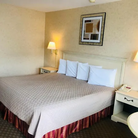 Court Plaza Inn & Suites Of Mackinaw-2