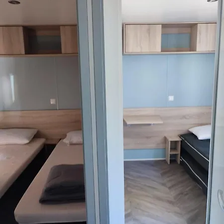 superbe mobil home 6/8 pers,clim, sans vis a vis dans camping 4* espace aquatique-3