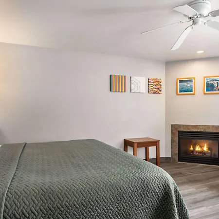 Travelodge By Wyndham Depoe Bay-3