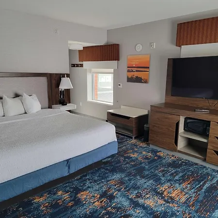 Hampton Inn & Suites Erie Bayfront-2