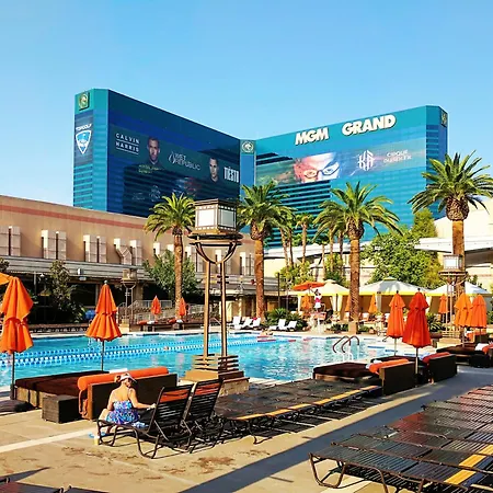 Strip & Sphere View - Separate Living Room - 2 Full Bath - Full Kitchen - Balcony - 900 Sqft - Mgm Signature-2