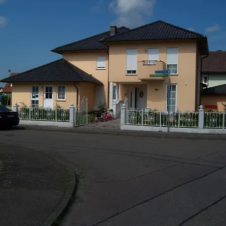 Gaestehaus Tante Tienchen 7 Minuten Zu Fuss Zum Europa Park , Plus Kostenloses Parkplatzticket Rulantica ,Alle Unsere Suiten Haben Einen Balkon-3