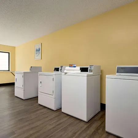 Days Inn By Wyndham Carbondale-2