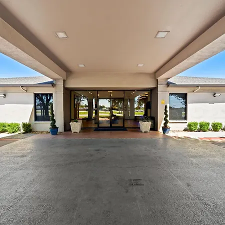 Days Inn By Wyndham Round Rock-2