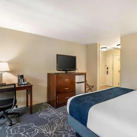Best Western Plus Carpinteria Inn-3