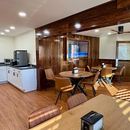 Americas Best Value Inn Wall-2