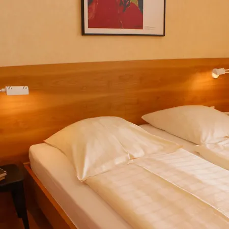 An der Persiluhr Stadt-gut-Hotel-2