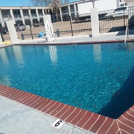 Howard Johnson By Wyndham Historic Lake Charles-3