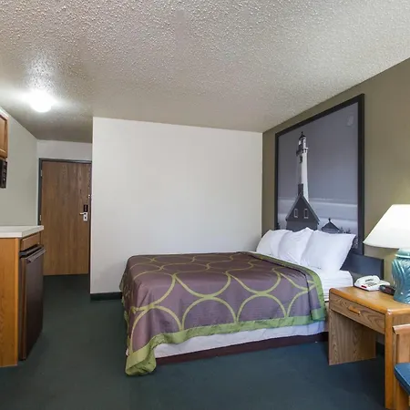 Super 8 By Wyndham Houghton Lake-3