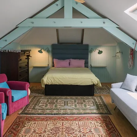 Vintage Balcony Guesthouse & Suites-2