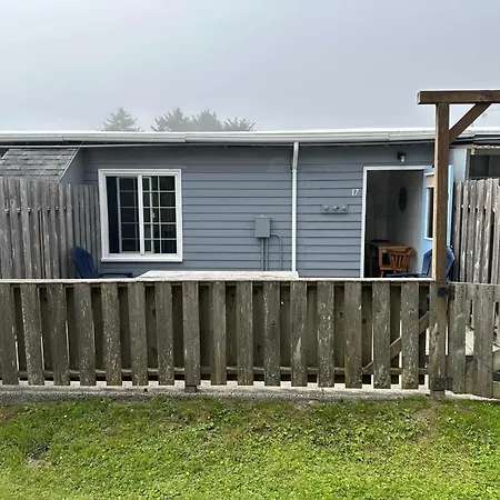 Tillicum Beach Motel - Formerly Deane'S Oceanfront Lodge-2