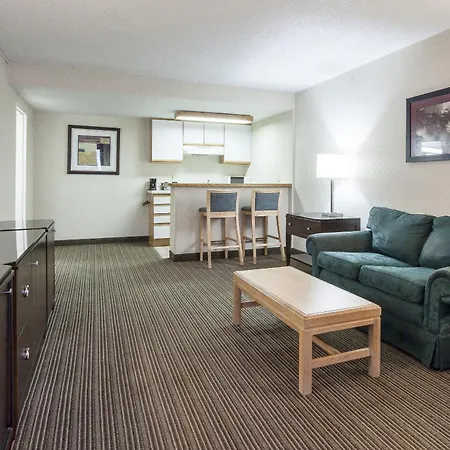 Red Roof Inn & Suites Dekalb-3