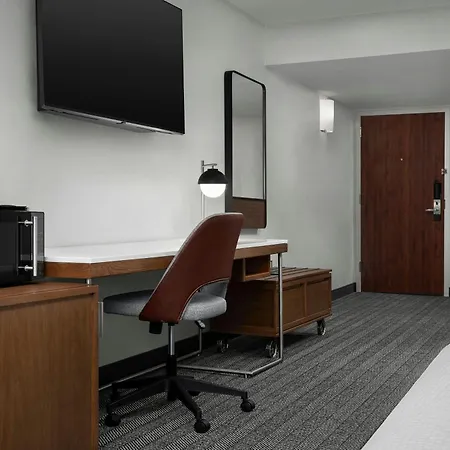Courtyard By Marriott Bloomington-2