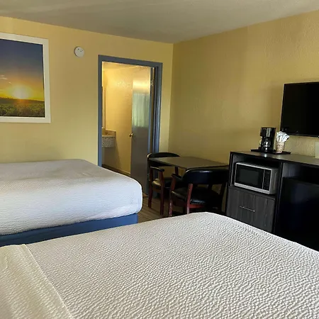 Days Inn By Wyndham Okmulgee-3