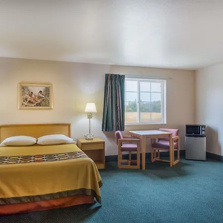 Super 8 By Wyndham Hamilton-2