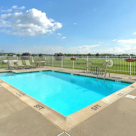 Lancaster Inn & Suites-2