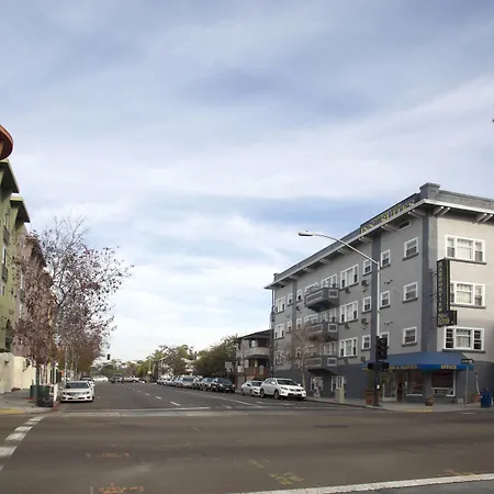 Harborview Inn & Suites-Convention Center-Airport-Gaslamp-Seaworld-Zoo-Balboa Park-3