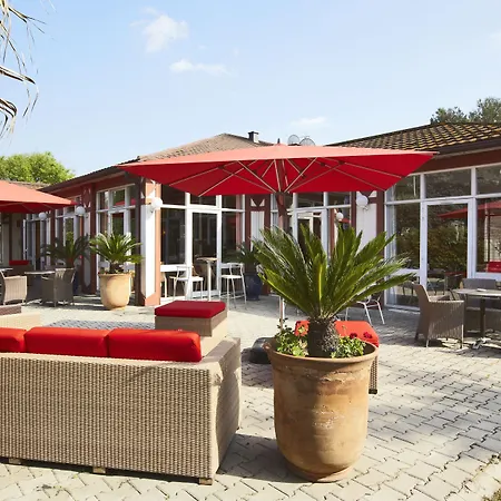 Brit Hotel Confort Nîmes Ouest - A9 sortie 25 - Pdj dès 5h30 - Parking PV - Terrasse&jardin - Pet friendly - Séminaire - Accueil groupe-3