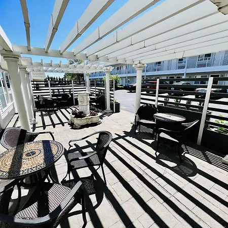 Court Plaza Inn & Suites Of Mackinaw-3
