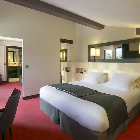Lizzie Hotel-3