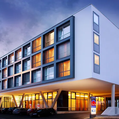 Leonardo Hotel Salzburg Airport-3