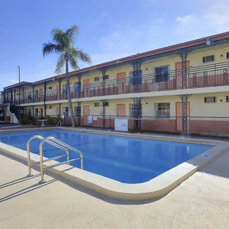 Econo Lodge St Petersburg Central-3