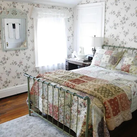 The Coolidge Corner Guest House: A Brookline Bed And Breakfast-2