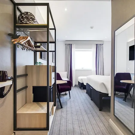 Premier Inn Dubai International Airport - An Emirates Group Company-2