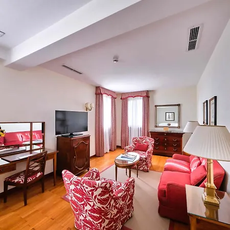 Hotel Villa Cipriani - Preferred Hotels & Resorts-3