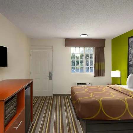 Super 8 By Wyndham Lake City-2